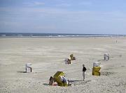 Urlauber am Strand mit Strandkörben